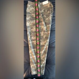 CUSTOM TRIM, NWT, STRETCH CARGO Barrel Camouflage Cargo Pants
